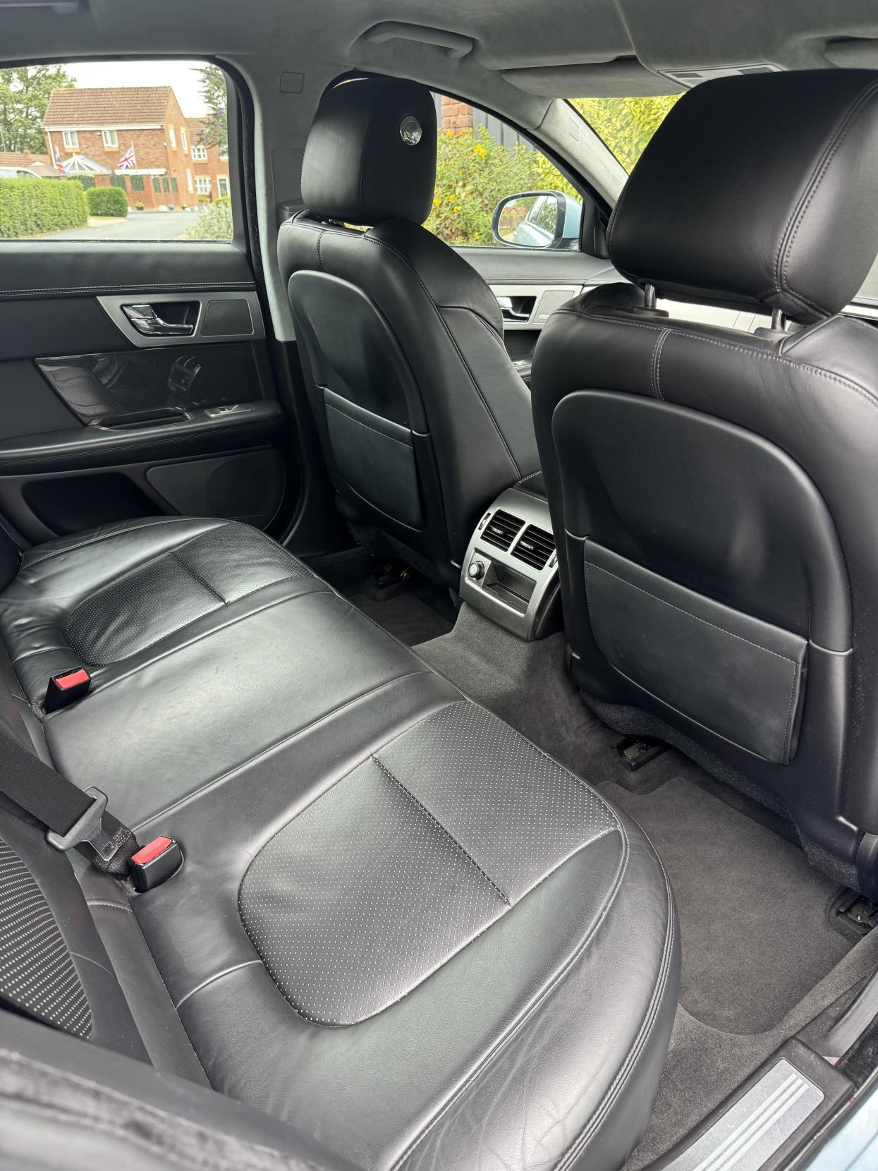 Jaguar XF 3.0d S V6 Portfolio Saloon 4dr Diesel Auto Euro 5 (275 ps)