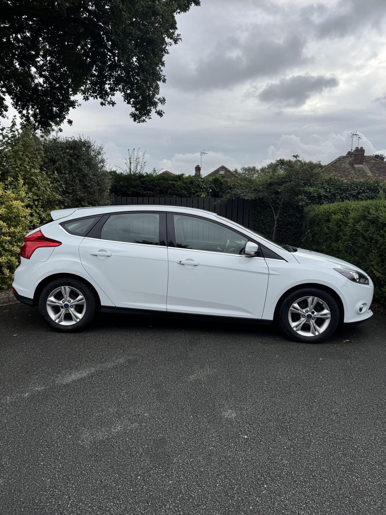 Ford Focus 1.6 Zetec Hatchback 5dr Petrol Powershift Euro 5 (125 ps)