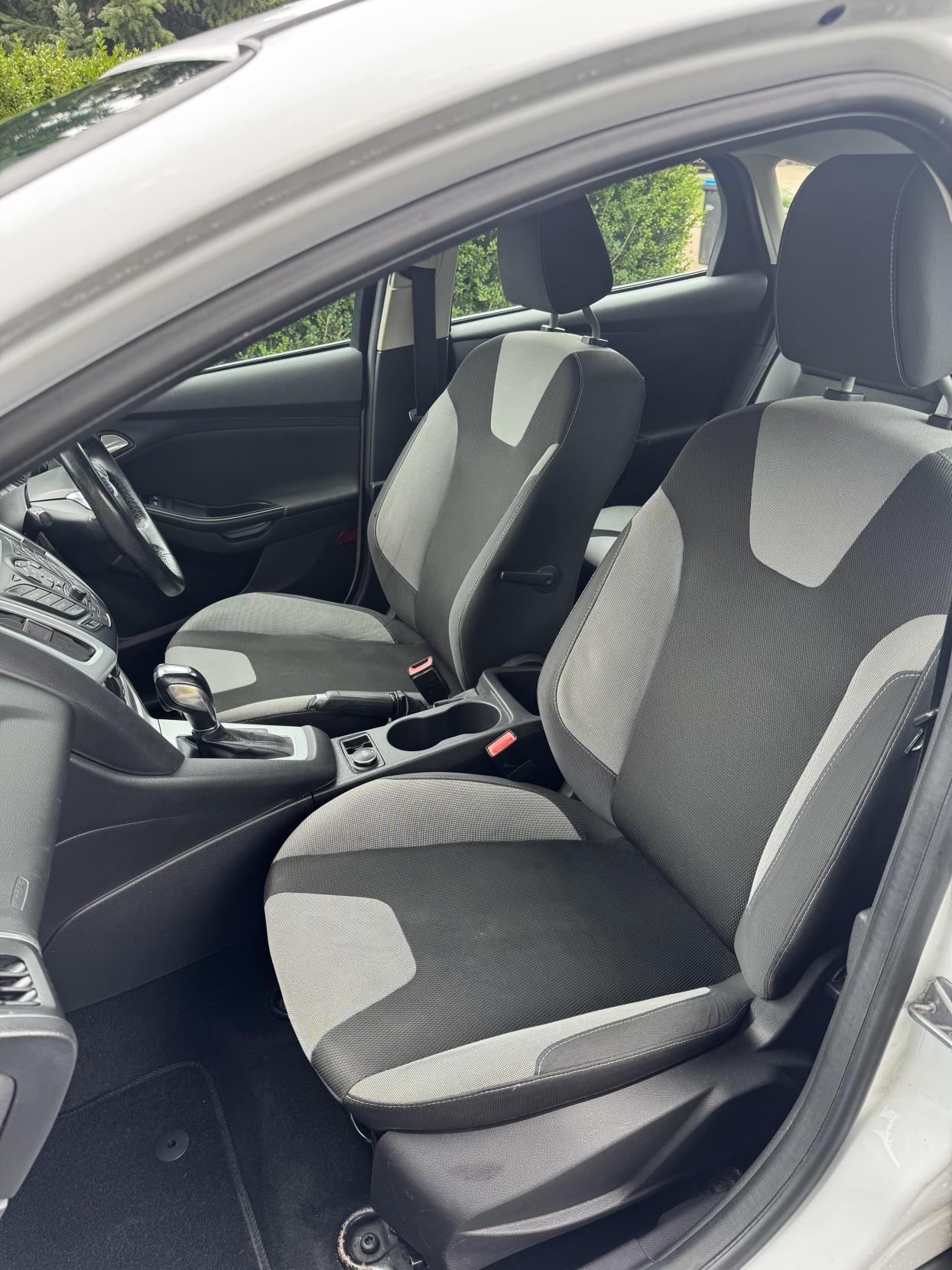 Ford Focus 1.6 Zetec Hatchback 5dr Petrol Powershift Euro 5 (125 ps)