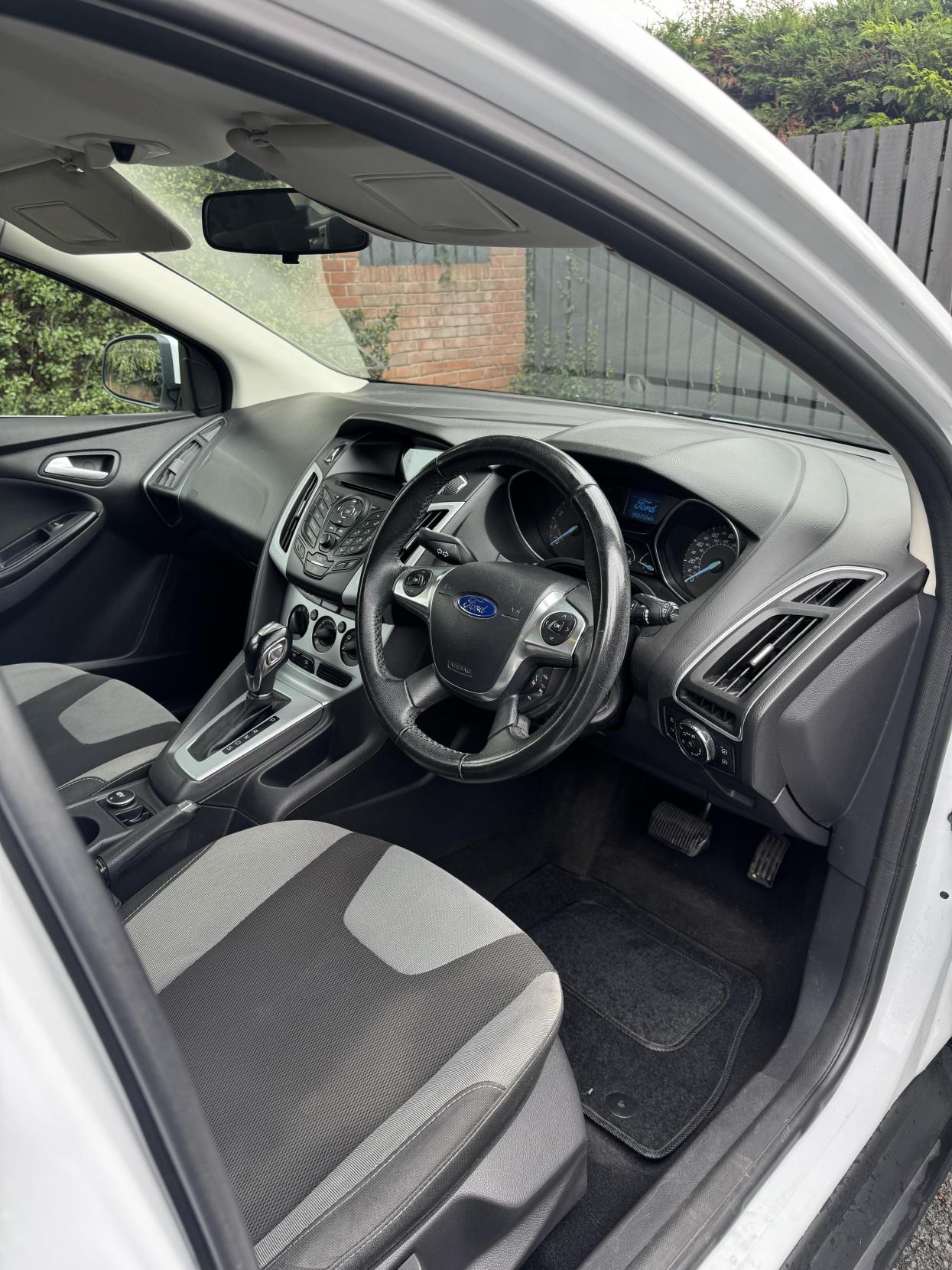 Ford Focus 1.6 Zetec Hatchback 5dr Petrol Powershift Euro 5 (125 ps)