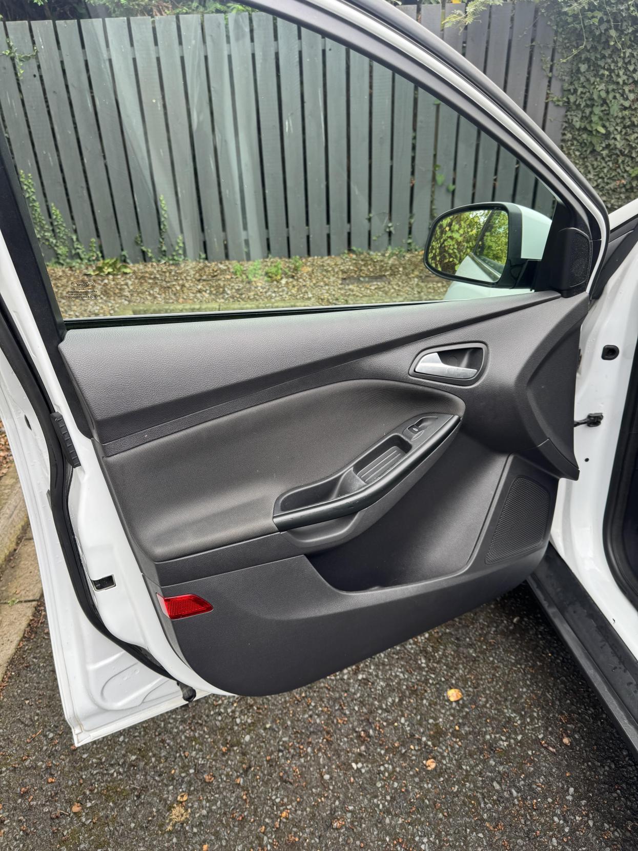 Ford Focus 1.6 Zetec Hatchback 5dr Petrol Powershift Euro 5 (125 ps)