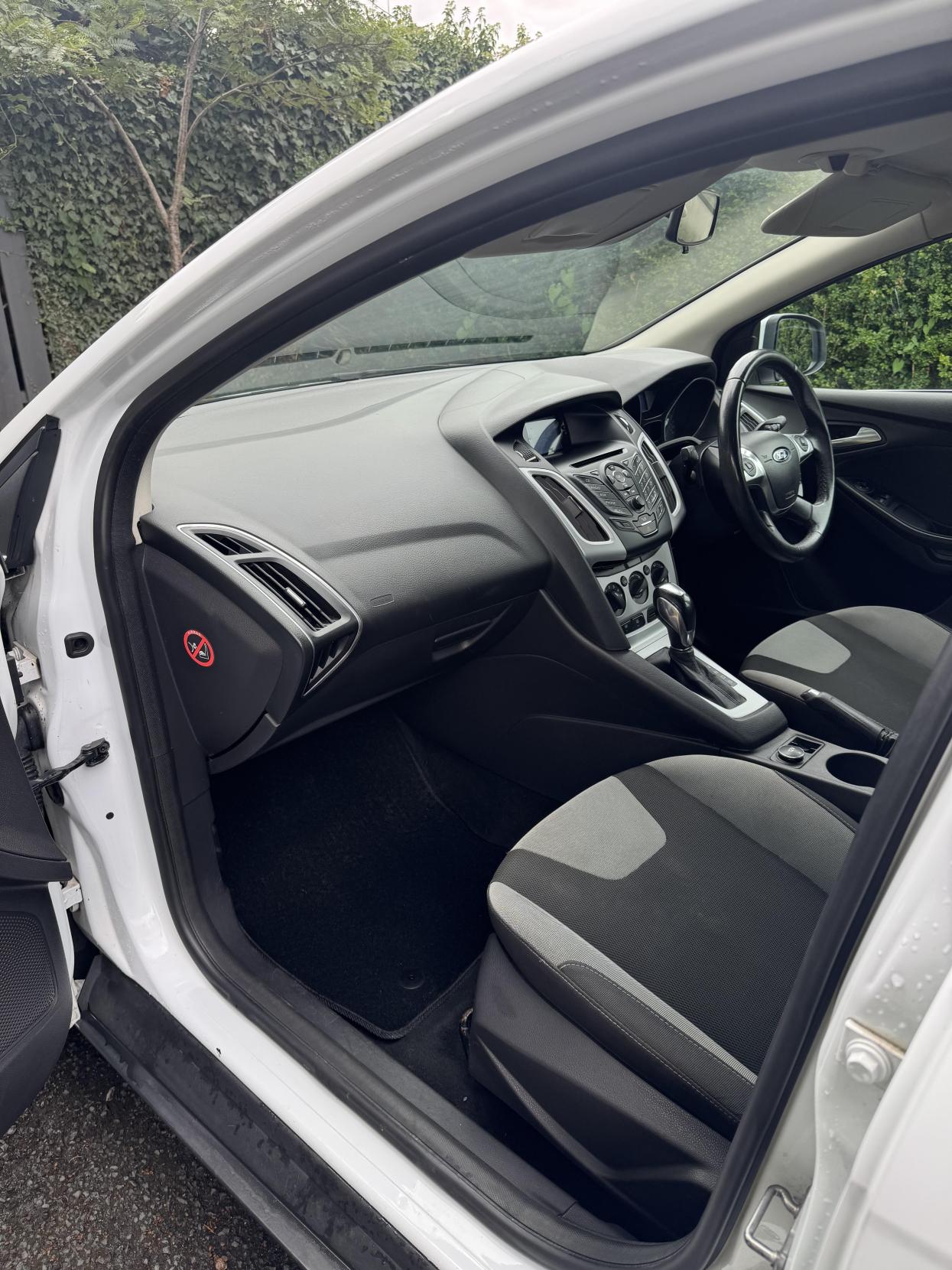 Ford Focus 1.6 Zetec Hatchback 5dr Petrol Powershift Euro 5 (125 ps)