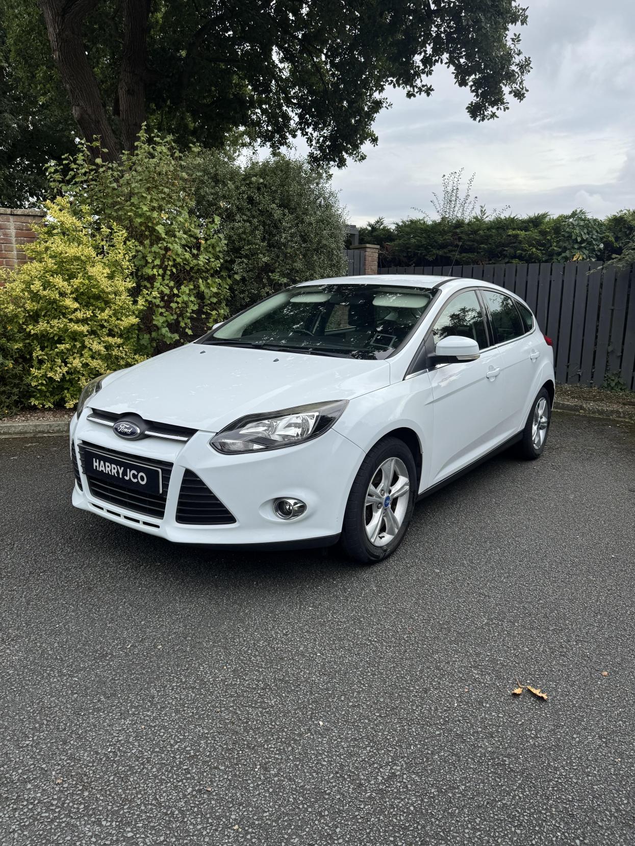 Ford Focus 1.6 Zetec Hatchback 5dr Petrol Powershift Euro 5 (125 ps)