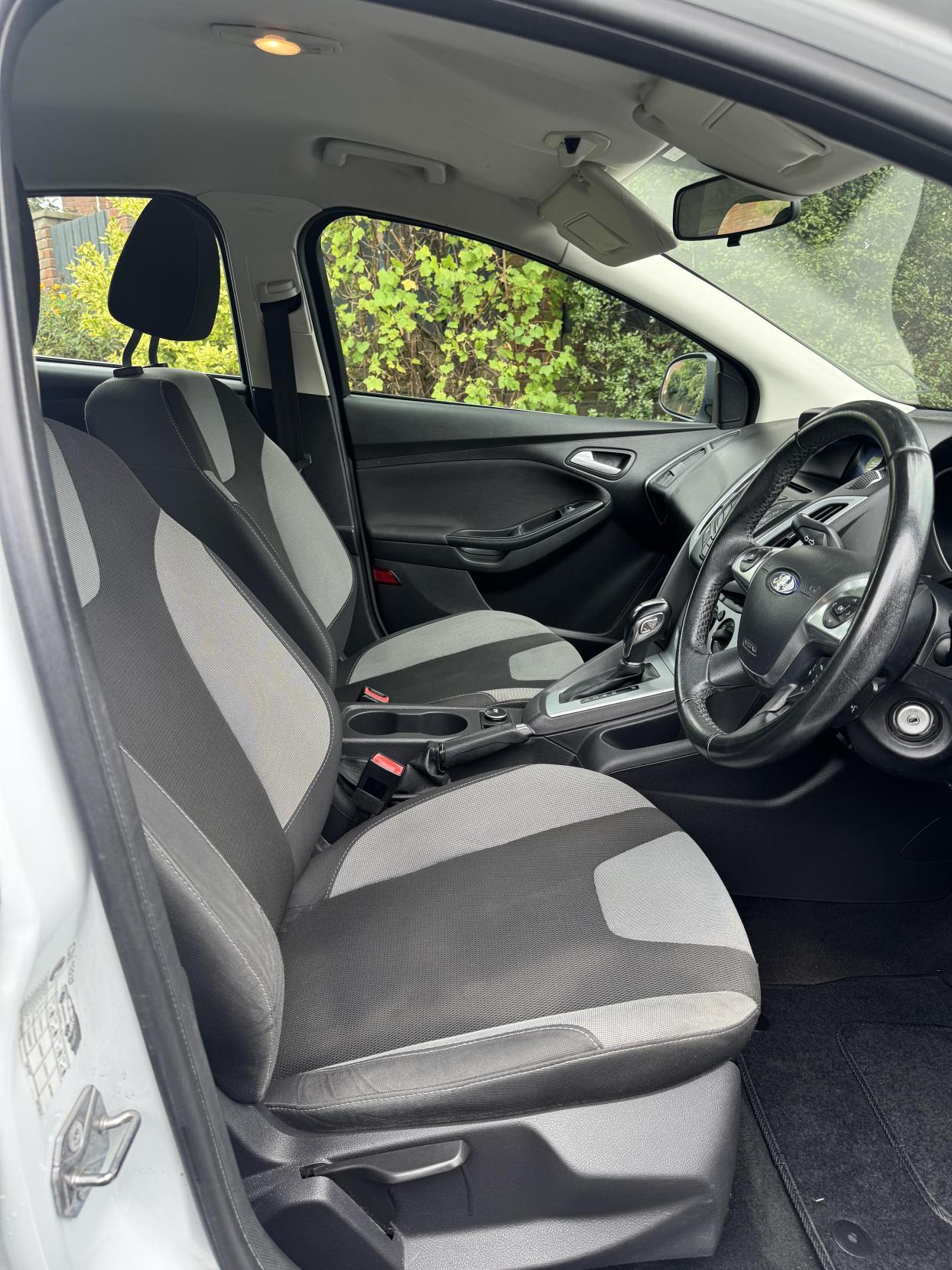 Ford Focus 1.6 Zetec Hatchback 5dr Petrol Powershift Euro 5 (125 ps)