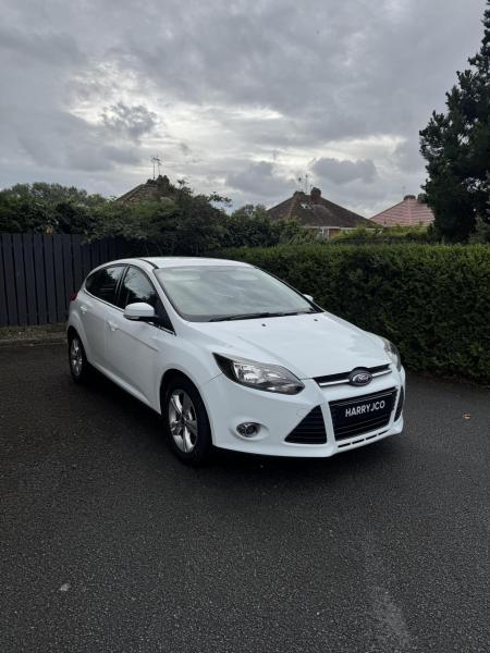 Ford Focus 1.6 Zetec Hatchback 5dr Petrol Powershift Euro 5 (125 ps)
