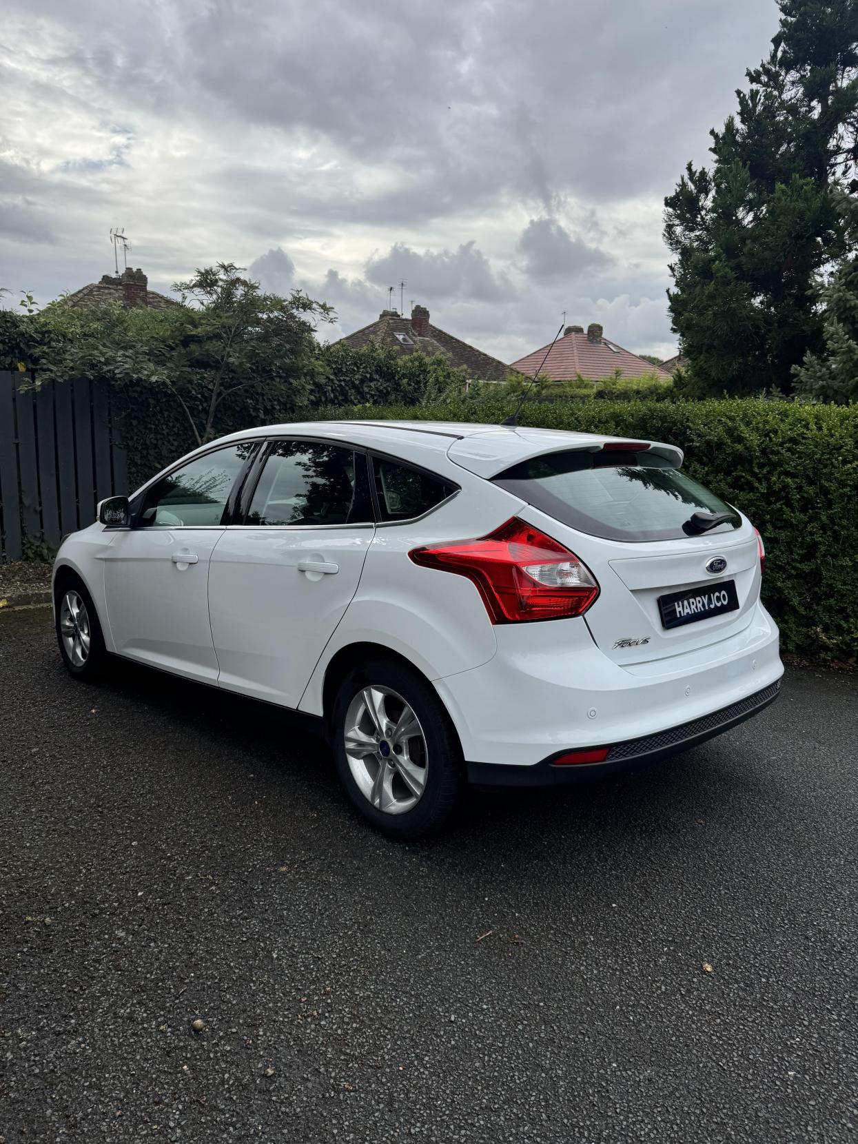 Ford Focus 1.6 Zetec Hatchback 5dr Petrol Powershift Euro 5 (125 ps)