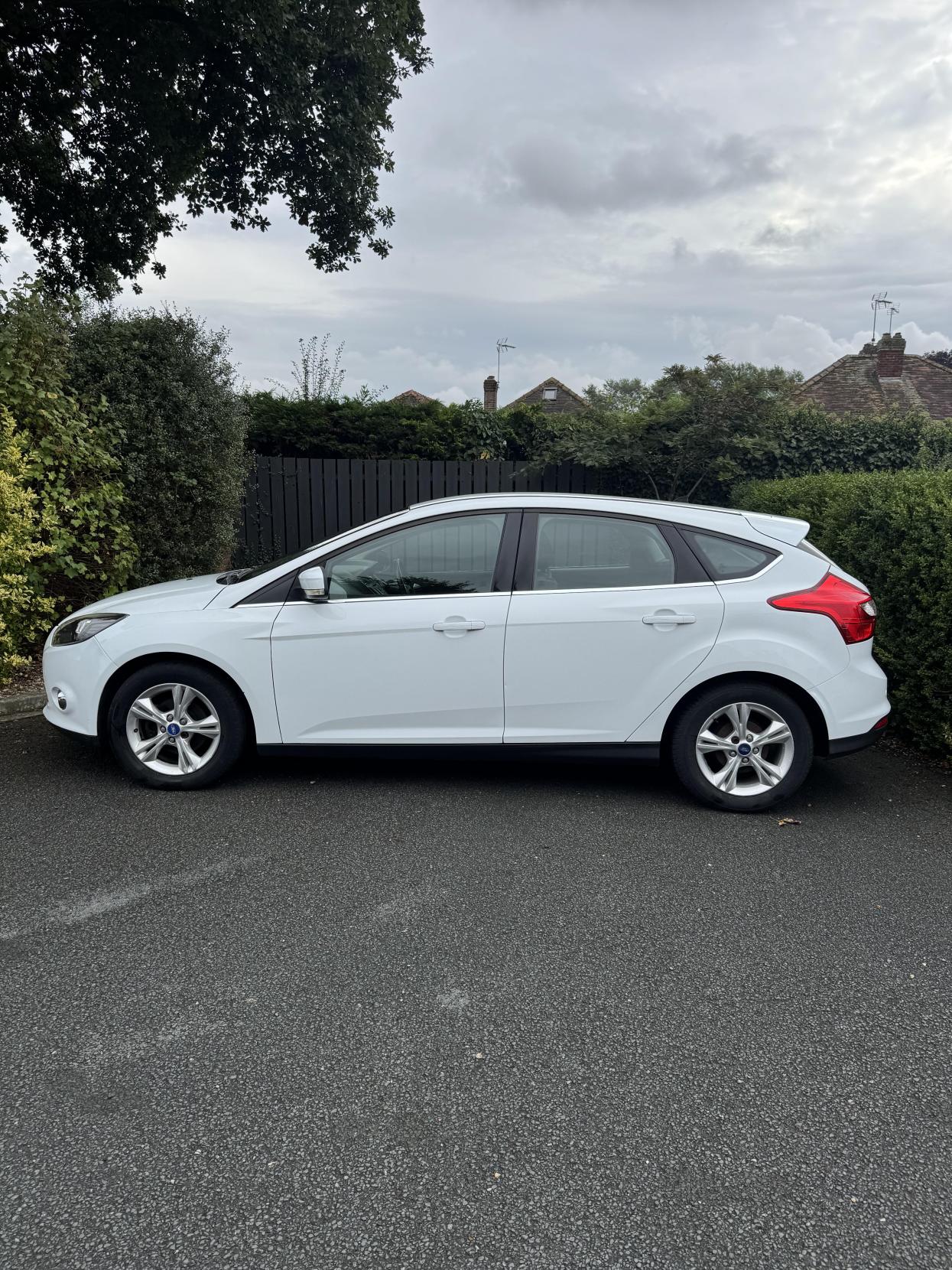 Ford Focus 1.6 Zetec Hatchback 5dr Petrol Powershift Euro 5 (125 ps)