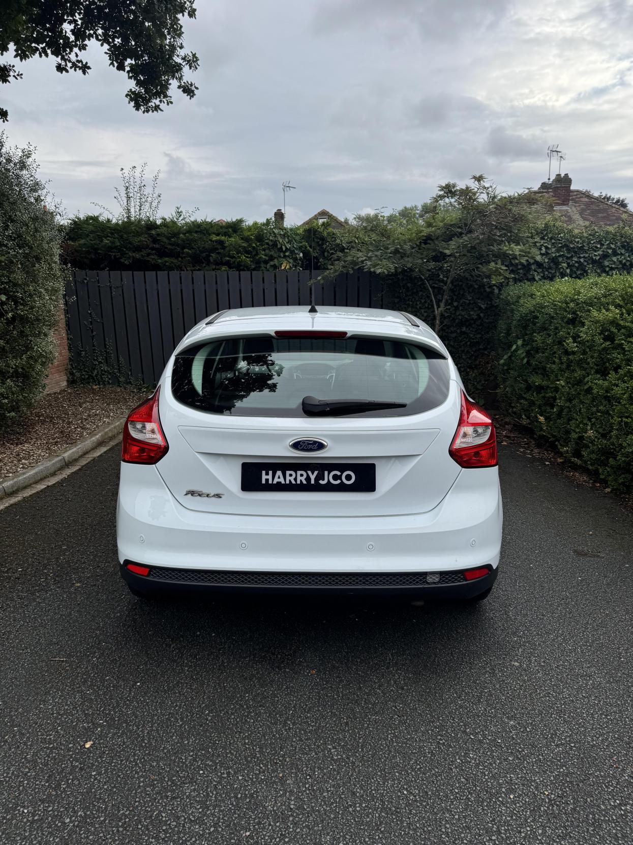 Ford Focus 1.6 Zetec Hatchback 5dr Petrol Powershift Euro 5 (125 ps)