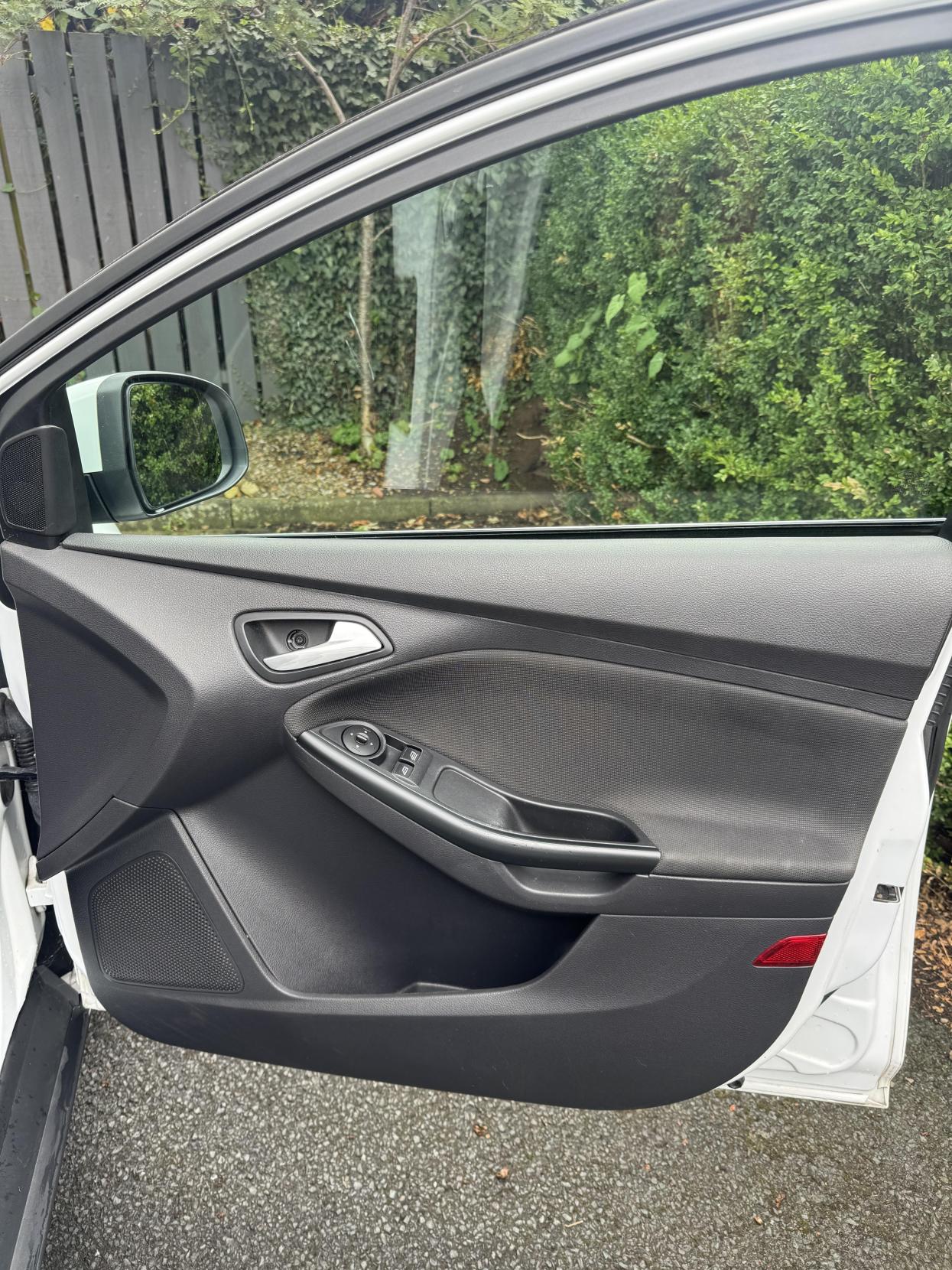 Ford Focus 1.6 Zetec Hatchback 5dr Petrol Powershift Euro 5 (125 ps)