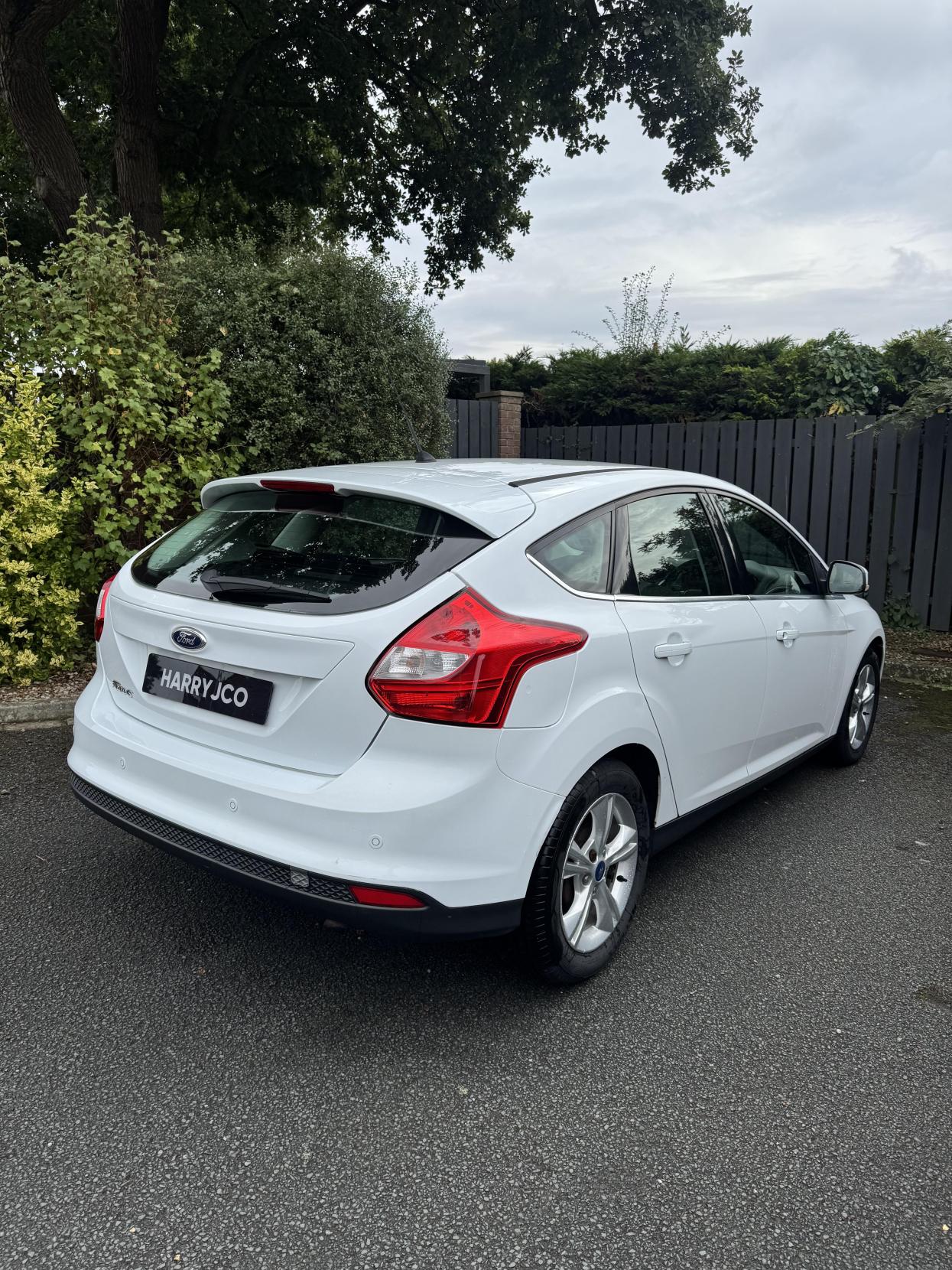 Ford Focus 1.6 Zetec Hatchback 5dr Petrol Powershift Euro 5 (125 ps)