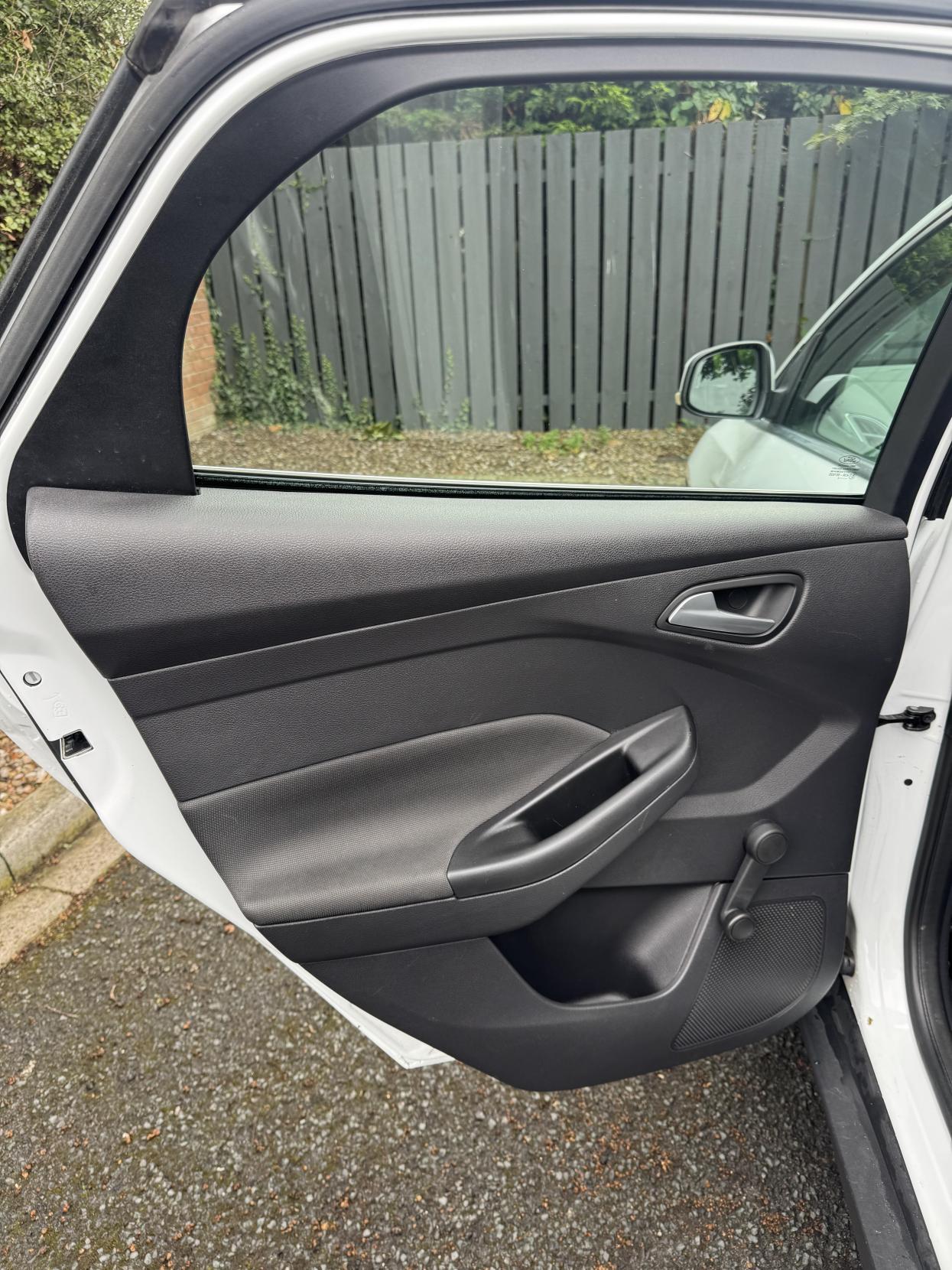 Ford Focus 1.6 Zetec Hatchback 5dr Petrol Powershift Euro 5 (125 ps)