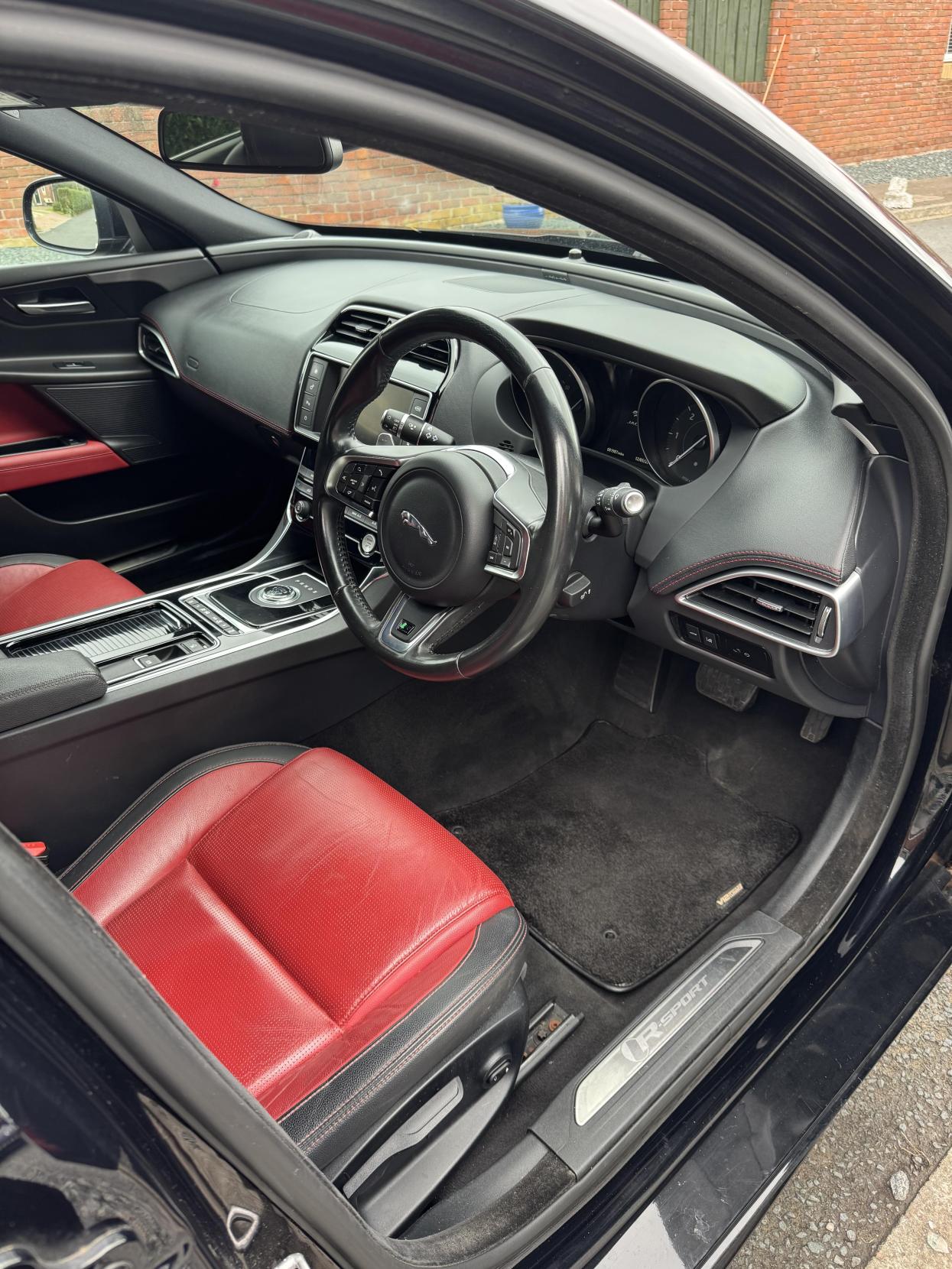 Jaguar XE 2.0d R-Sport Saloon 4dr Diesel Auto Euro 6 (s/s) (180 ps)