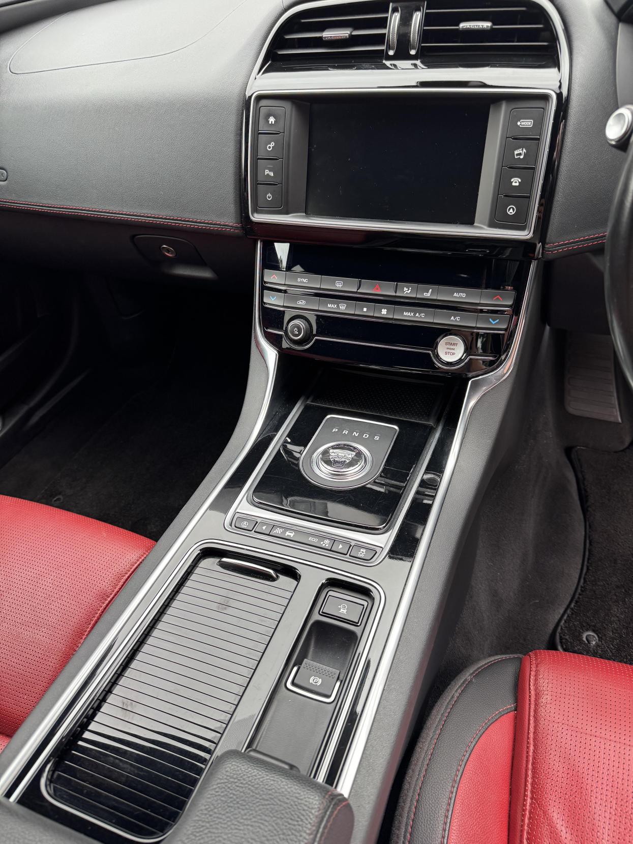 Jaguar XE 2.0d R-Sport Saloon 4dr Diesel Auto Euro 6 (s/s) (180 ps)